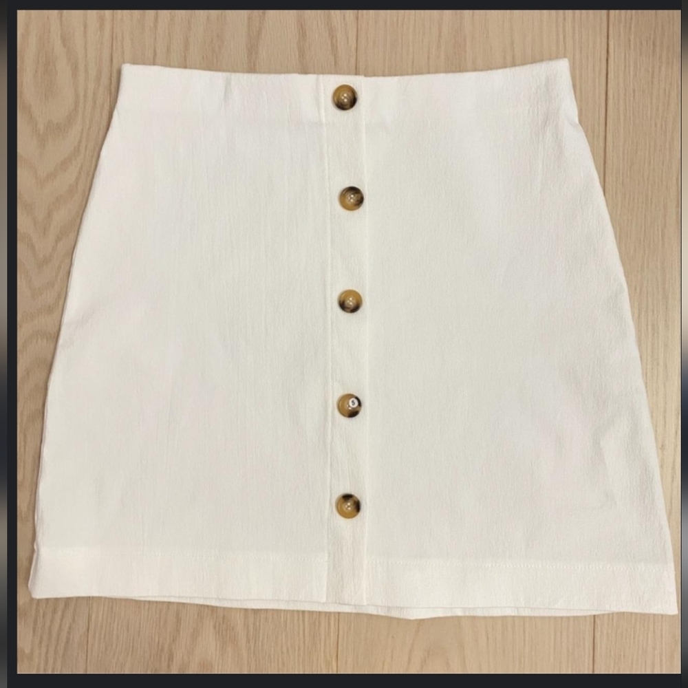 Zara Cream Mini Skirt with Tortoiseshell Accents